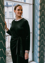 Lataa kuva Galleria-katseluun, Musta samettinen iltapuku, L | vuokrattava juhlapuku Turussa