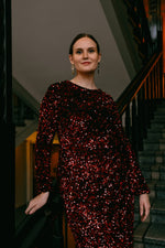 Lataa kuva Galleria-katseluun, Kalla-paljetti-iltapuvun yksityiskohta: punainen paljettikangas ja elegantti leikkaus, Anette Ahokas Design.
