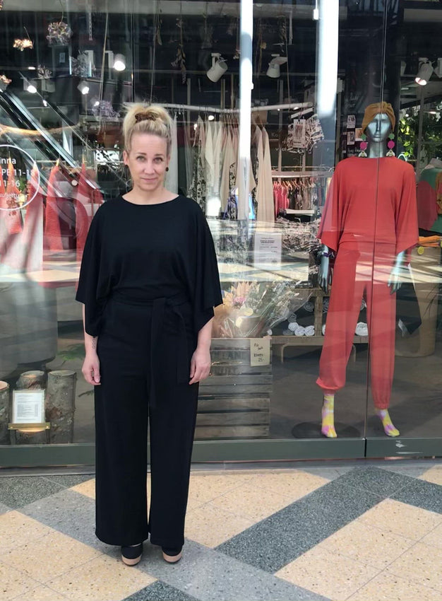 Videolla esitellään jumpsuitin leveät hihat ja takahalkio.